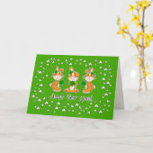 Carte Bunnies mignons avec la Saint Patrick Shamrock (Fleur jaune)