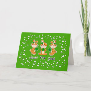 Carte Bunnies mignons avec la Saint Patrick Shamrock