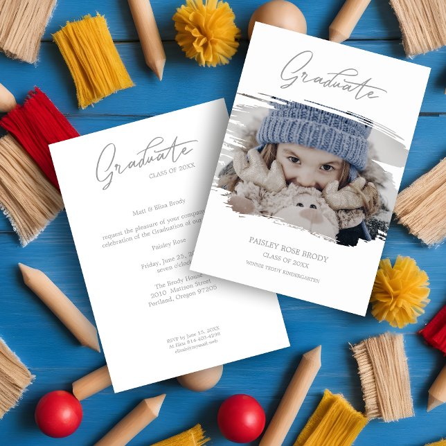 Carte Bushstroke Cute Calligraphy Graduation Pré K Photo (Brushstroke Cute Calligraphy Graduation Pre K Photo Invitation.)