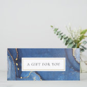 carte cadeau en marbre bleu or Chic Agate (Debout devant)