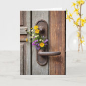 Carte Cadeau fleur sauvage sur poignée de porte rouillée (Fleur jaune)