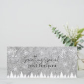 Carte cadeau Silver ice Grey snowflakes pine (Debout devant)
