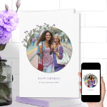 Carte Cadre photo à fleurs violettes Joyeux anniversaire<br><div class="desc">Ajoutez votre photo à cette jolie carte d'anniversaire fleur sauvage - ou utilisez le modèle pour modifier pour toute autre occasion. Ce design élégant et délicat présente un cadre photo floral avec des fleurs sauvages violettes et de la verdure. Le modèle photo est configuré pour afficher votre photo en rond...</div>