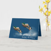 Carte Canards colverts d'anniversaire volant au-dessus d (Fleur jaune)