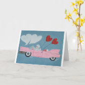 Carte Caniche dans une décapotable rose (Fleur jaune)