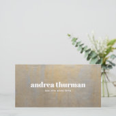 Carte Carte-cadeau en satin gris décontracté chic doré (Debout devant)