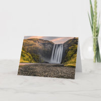 Cascade de Skogafoss dans le lever de soleil de