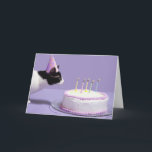 Carte Casquette de port d'anniversaire de chat soufflant<br><div class="desc">Casquette de port d'anniversaire de chat soufflant des bougies sur le gâteau d'anniversaire | Steven Puetzer | AssetID : sb10064212b-001</div>