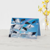 Carte Casquettes noirs de graduation dans le ciel avec a (Fleur jaune)