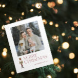 Carte Casse-Noisette moderne Joyeux Noël Photo de famill<br><div class="desc">Célébrez la saison des Fêtes avec la Carte de Typographie de Noël Merry Nutcracker Modern! Cette carte étonnante présente un magnifique casse-noix aquarelle sur fond de typographie festive dans une riche teinte bordeaux. Personnalisez votre photo de famille et votre nom de famille pour rendre votre carte vraiment unique. Lors de...</div>