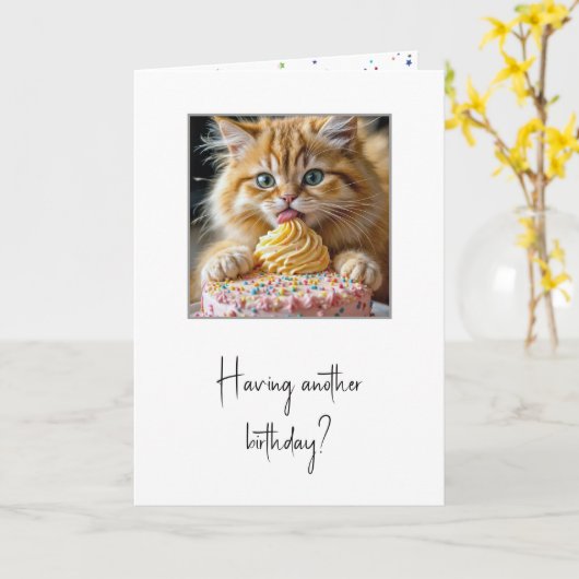 Carte Cat Licking a Birday Cake (Fleur jaune)