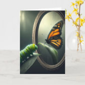 Carte Caterpillar vert d'anniversaire devant un papillon (Fleur jaune)