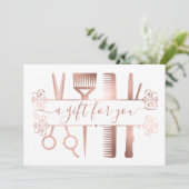 Carte Certificat Cadeau Ciseaux Rose Gold Élégant Feuill (Debout devant)