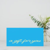 Carte Certificat Cadeau Code QR Bleu Script Moderne (Debout devant)