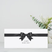 Carte Certificat Cadeau Code QR Élégant à Ruban Blanc (Debout devant)