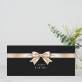 Carte Certificat Cadeau Code QR Élégant à Ruban Noir (Debout devant)