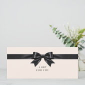 Carte Certificat Cadeau Code QR Élégant Beige (Debout devant)