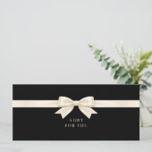 Carte Certificat Cadeau Code QR Élégant Ruban Noir (Debout devant)