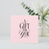 Carte Certificat Cadeau Code QR Rose Police de Caractère (Debout devant)