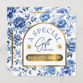 Carte Certificat cadeau de fleurs bleues élégantes de ch (Devant / Derrière)