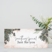 Carte Certificat cadeau Elegant Pine | Personnalisable  (Debout devant)
