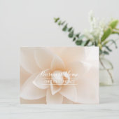 Carte Certificat cadeau floral blanc classique (Debout devant)