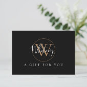 Carte Certificat Cadeau Monogramme Noir Blanc Or Script (Debout devant)