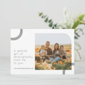 Carte Certificat cadeau photo minimaliste simple (Debout devant)