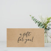Carte Certificat-cadeau simple Kraft rustique (Debout devant)