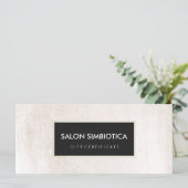 Carte Certificat-cadeau simple moderne blanc et noir (Debout devant)