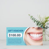 Carte Certificat de bon cadeau de clinique dentaire (Debout devant)