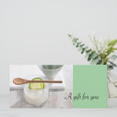 Carte Certificats cadeaux d'esthétique ou de Spa de jour (Debout devant)