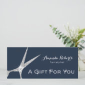 Carte Certificats-Cadeaux Marine Silver Scissor Salon de (Debout devant)