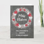 Carte Chalkboard Cousin et son mari Joyeux Noël<br><div class="desc">Joyeux Noël pour la cousine et sa carte de mari avec un motif rustique de tableau noir de pays et une couronne enneigée avec des poinsettias.</div>