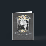 Carte Chalkboard Floral Carré Photo Love Thanks<br><div class="desc">Customisez cette belle carte de replissage photo design moderne moderne et design, entièrement personnalisable et mise en modèle pour votre personnalisation facile. Fleurs jaunes en combinaison avec des feuilles bleus sur un arrière - plan de texture d'impression de tableau noir. Remplacez l'image modèle par la vôtre. Pour de meilleurs résultats,...</div>