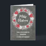 Carte Chalkboard Friand & Son Mari Joyeux Noël<br><div class="desc">Joyeux Noël pour l'amie et sa carte de mari avec un motif rustique de tableau noir de pays et la couronne enneigée avec des poinsettias.</div>