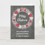 Carte Chalkboard Godgirl & Son Mari Noël<br><div class="desc">Joyeux Noël pour la fillette et sa carte de mari avec un motif rustique de tableau noir de pays et une couronne enneigée avec des poinsettias.</div>