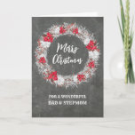 Carte Chalkboard Papa et Stepmaman Joyeux Noël<br><div class="desc">Joyeux Noël pour la carte papa et belle-mère avec motif de tableau noir rustique et couronne enneigée avec poinsettias.</div>