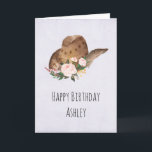 Carte Chapeau de cowgirl marron avec fleurs roses Annive<br><div class="desc">Carte de vœux avec un design mignon représentant un chapeau de cowgirl marron avec des fleurs roses.</div>