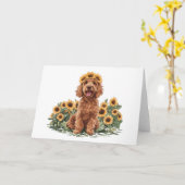 Carte Charmant chien Goldendoodle portant une couronne d (Fleur jaune)