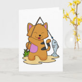 Carte Chat comme pêcheur avec canne à pêche et poisson (Fleur jaune)