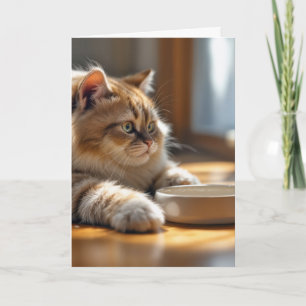 Carte Chat d'anniversaire en attente d'un bol de nourrit