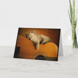 Carte Chat dormant sur la guitare