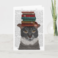 Chat gris avec des livres sur la tête