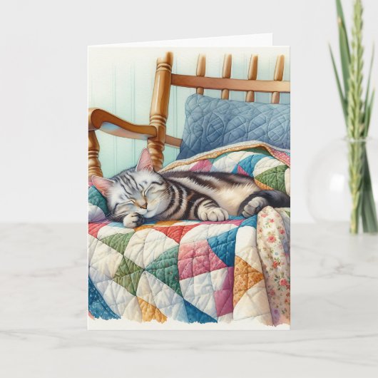 Carte Chat gris doux dormant sur une courtepointe (Devant)