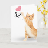 Carte chat tabby 52e anniversaire avec ballon cardiaque (Fleur jaune)