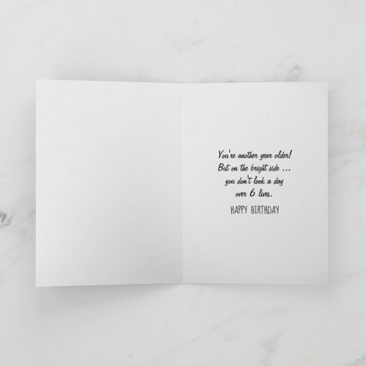 Carte chat tabby d'anniversaire dans un sac noir (Intérieur)