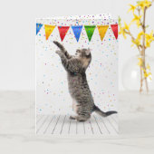 Carte Chat tabby gris d'anniversaire dans les confettis (Fleur jaune)