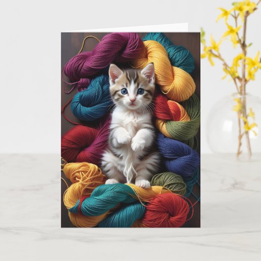 Carte Chat Tabby Mignon Jouant dans des Pelotes de Fils  (Fleur jaune)