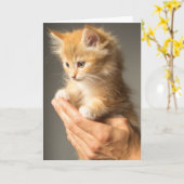 Carte Chaton mignon sur des mains (Fleur jaune)
